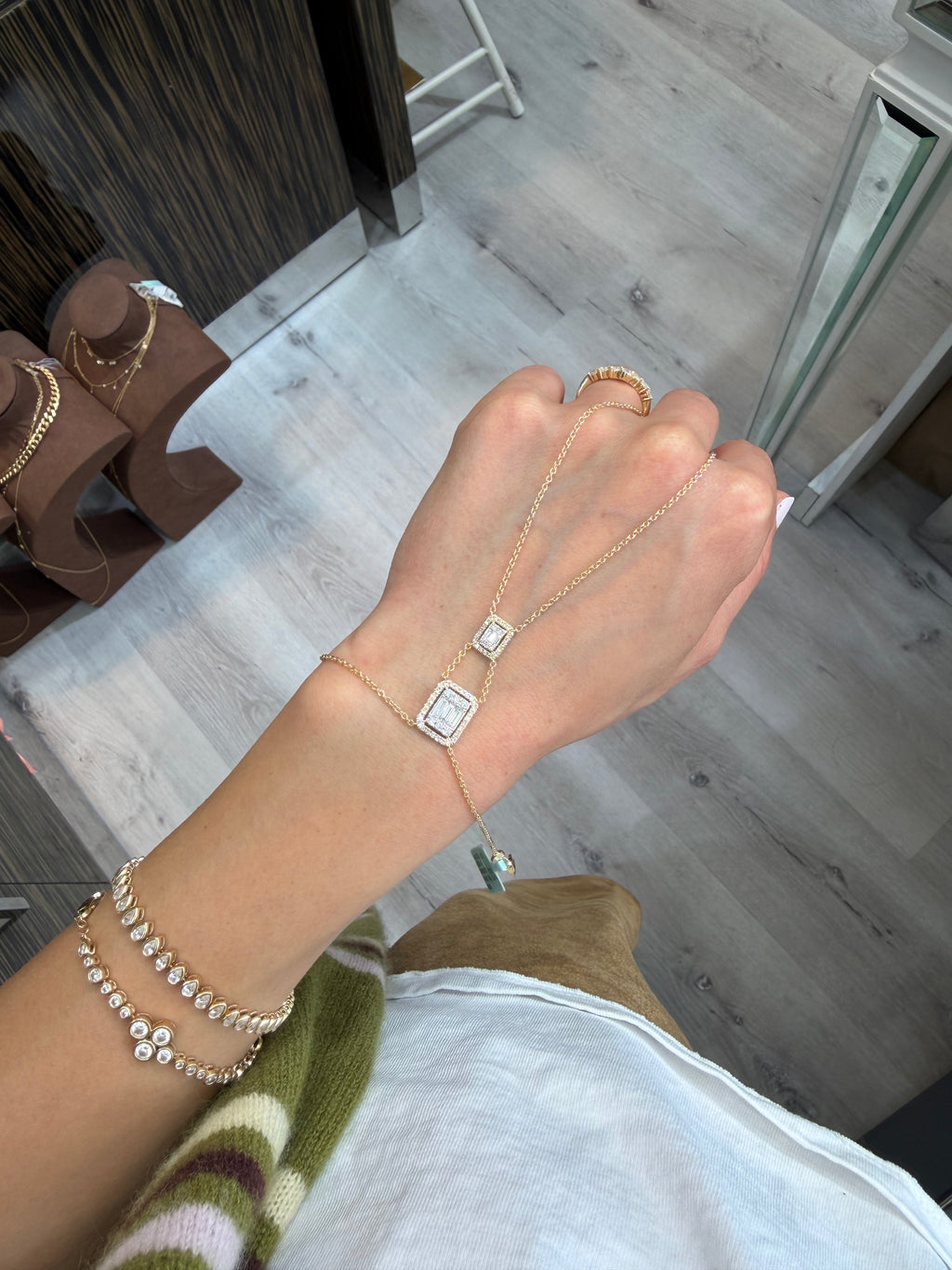 Double Illusion Handchain